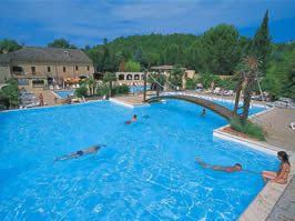 Camping Domaine des Fumades in All�gre-les-Fumades, Languedoc-Roussillon, Frankreich