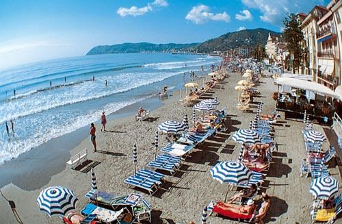 Sandstrand an der italienischen Riviera